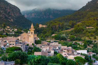 İspanya 'nın Mayorka ya da Mallorca adalarındaki Valdemossa kentinin ortaçağ İspanyol tarzı bir caddesinin manzarası.