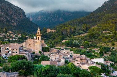İspanya 'nın Mayorka ya da Mallorca adalarındaki Valdemossa kentinin ortaçağ İspanyol tarzı bir caddesinin manzarası.