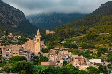 İspanya 'nın Mayorka ya da Mallorca adalarındaki Valdemossa kentinin ortaçağ İspanyol tarzı bir caddesinin manzarası.