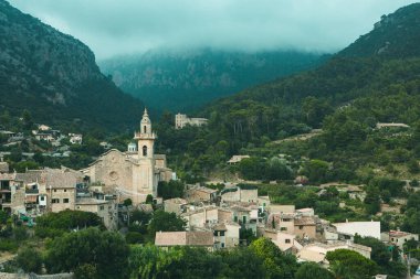 İspanya 'nın Mayorka ya da Mallorca adalarındaki Valdemossa kentinin ortaçağ İspanyol tarzı bir caddesinin manzarası.