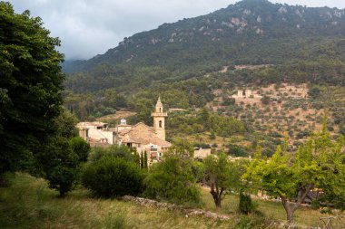İspanya 'nın Mayorka ya da Mallorca adalarındaki Valdemossa kentinin ortaçağ İspanyol tarzı bir caddesinin manzarası.