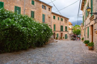 İspanya 'nın Mayorka ya da Mallorca adalarındaki Valdemossa kentinin ortaçağ İspanyol tarzı bir caddesinin manzarası.