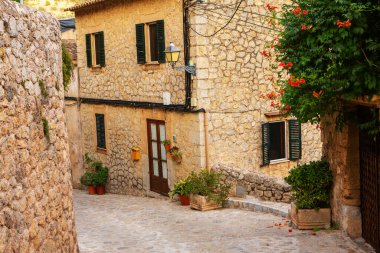İspanya 'nın Mayorka ya da Mallorca adalarındaki Valdemossa kentinin ortaçağ İspanyol tarzı bir caddesinin manzarası.