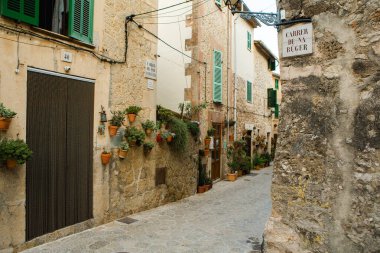 İspanya 'nın Mayorka ya da Mallorca adalarındaki Valdemossa kentinin ortaçağ İspanyol tarzı bir caddesinin manzarası.