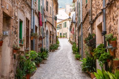 İspanya 'nın Mayorka ya da Mallorca adalarındaki Valdemossa kentinin ortaçağ İspanyol tarzı bir caddesinin manzarası.