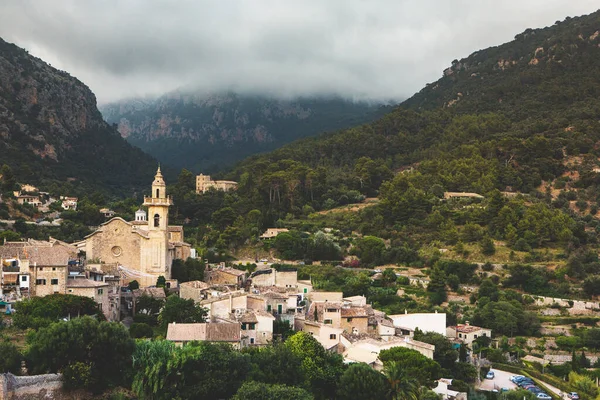 İspanya 'nın Mayorka ya da Mallorca adalarındaki Valdemossa kentinin ortaçağ İspanyol tarzı bir caddesinin manzarası.
