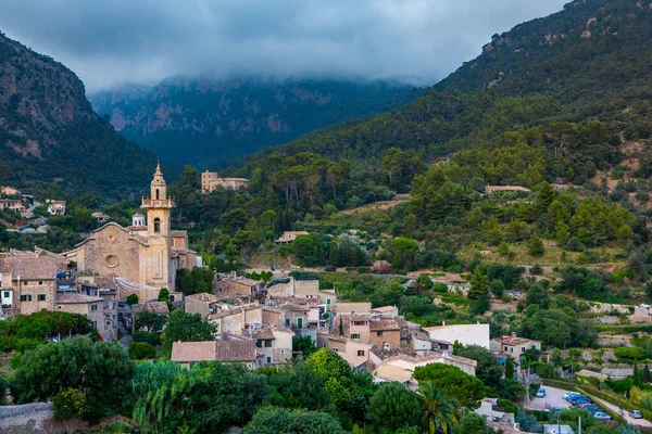 İspanya 'nın Mayorka ya da Mallorca adalarındaki Valdemossa kentinin ortaçağ İspanyol tarzı bir caddesinin manzarası.
