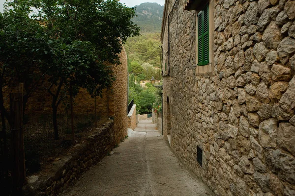 Pohled Středověkou Ulici Malebné Vesnice Španělském Stylu Valdemossa Ostrově Mallorca — Stock fotografie