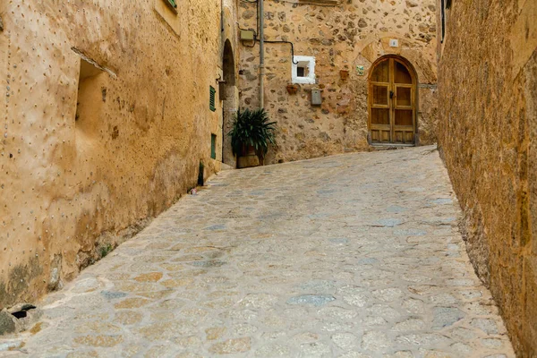 Uitzicht Een Middeleeuwse Straat Van Het Pittoreske Spaanse Dorp Valdemossa — Stockfoto