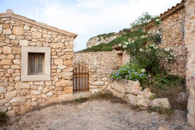 Tatil yürüyüşü Mallorca, İspanya. Akdeniz 'in Mayorka adasındaki Serra de Tramuntana dağlarının manzarasıyla güzel bir resim. Motorcular için cennet. Macera seyahati.