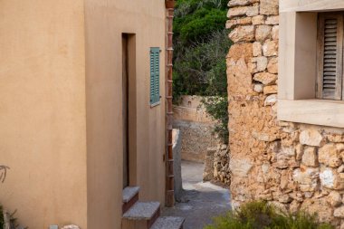 Tatil yürüyüşü Mallorca, İspanya. Akdeniz 'in Mayorka adasındaki Serra de Tramuntana dağlarının manzarasıyla güzel bir resim. Motorcular için cennet. Macera seyahati.