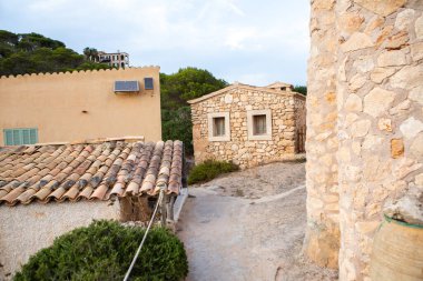 Tatil yürüyüşü Mallorca, İspanya. Akdeniz 'in Mayorka adasındaki Serra de Tramuntana dağlarının manzarasıyla güzel bir resim. Motorcular için cennet. Macera seyahati.