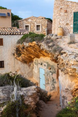 Tatil yürüyüşü Mallorca, İspanya. Akdeniz 'in Mayorka adasındaki Serra de Tramuntana dağlarının manzarasıyla güzel bir resim. Motorcular için cennet. Macera seyahati.