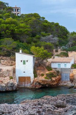 Tatil yürüyüşü Mallorca, İspanya. Akdeniz 'in Mayorka adasındaki Serra de Tramuntana dağlarının manzarasıyla güzel bir resim. Motorcular için cennet. Macera seyahati.