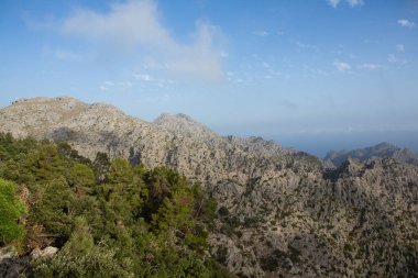 Tatil yürüyüşü Mallorca, İspanya. Akdeniz 'in Mayorka adasındaki Serra de Tramuntana dağlarının manzarasıyla güzel bir resim. Motorcular için cennet. Macera seyahati.