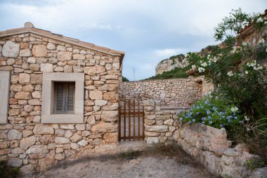 Tatil yürüyüşü Mallorca, İspanya. Akdeniz 'in Mayorka adasındaki Serra de Tramuntana dağlarının manzarasıyla güzel bir resim. Motorcular için cennet. Macera seyahati.