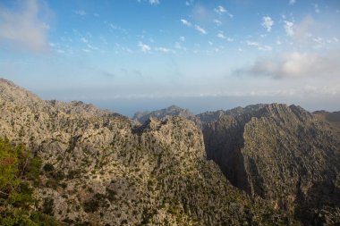 Tatil yürüyüşü Mallorca, İspanya. Akdeniz 'in Mayorka adasındaki Serra de Tramuntana dağlarının manzarasıyla güzel bir resim. Motorcular için cennet. Macera seyahati.
