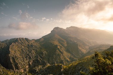 Tatil yürüyüşü Mallorca, İspanya. Akdeniz 'in Mayorka adasındaki Serra de Tramuntana dağlarının manzarasıyla güzel bir resim. Motorcular için cennet. Macera seyahati.