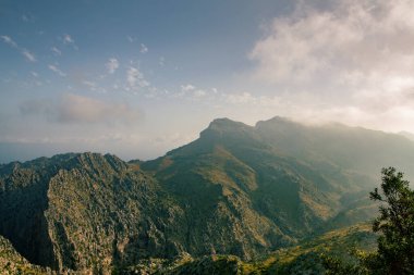 Tatil yürüyüşü Mallorca, İspanya. Akdeniz 'in Mayorka adasındaki Serra de Tramuntana dağlarının manzarasıyla güzel bir resim. Motorcular için cennet. Macera seyahati.