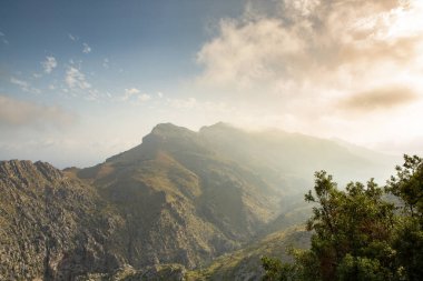 Tatil yürüyüşü Mallorca, İspanya. Akdeniz 'in Mayorka adasındaki Serra de Tramuntana dağlarının manzarasıyla güzel bir resim. Motorcular için cennet. Macera seyahati.