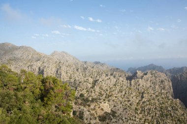 Tatil yürüyüşü Mallorca, İspanya. Akdeniz 'in Mayorka adasındaki Serra de Tramuntana dağlarının manzarasıyla güzel bir resim. Motorcular için cennet. Macera seyahati.