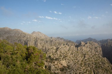 Tatil yürüyüşü Mallorca, İspanya. Akdeniz 'in Mayorka adasındaki Serra de Tramuntana dağlarının manzarasıyla güzel bir resim. Motorcular için cennet. Macera seyahati.