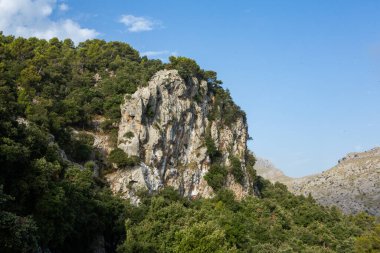 Tatil yürüyüşü Mallorca, İspanya. Akdeniz 'in Mayorka adasındaki Serra de Tramuntana dağlarının manzarasıyla güzel bir resim. Motorcular için cennet. Macera seyahati.