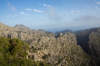 Tatil yürüyüşü Mallorca, İspanya. Akdeniz 'in Mayorka adasındaki Serra de Tramuntana dağlarının manzarasıyla güzel bir resim. Motorcular için cennet. Macera seyahati.
