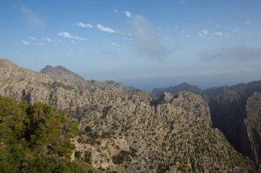 Tatil yürüyüşü Mallorca, İspanya. Akdeniz 'in Mayorka adasındaki Serra de Tramuntana dağlarının manzarasıyla güzel bir resim. Motorcular için cennet. Macera seyahati.