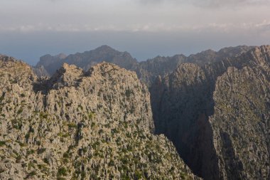 Tatil yürüyüşü Mallorca, İspanya. Akdeniz 'in Mayorka adasındaki Serra de Tramuntana dağlarının manzarasıyla güzel bir resim. Motorcular için cennet. Macera seyahati.