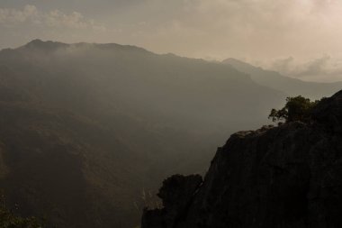 Tatil yürüyüşü Mallorca, İspanya. Akdeniz 'in Mayorka adasındaki Serra de Tramuntana dağlarının manzarasıyla güzel bir resim. Motorcular için cennet. Macera seyahati.