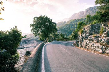 Tatil yürüyüşü Mallorca, İspanya. Akdeniz 'in Mayorka adasındaki Serra de Tramuntana dağlarının manzarasıyla güzel bir resim. Motorcular için cennet. Macera seyahati.