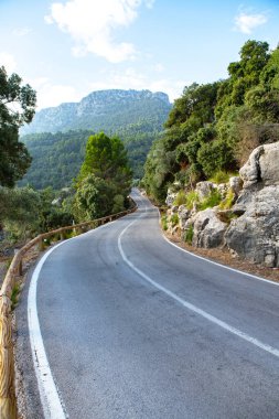 Tatil yürüyüşü Mallorca, İspanya. Akdeniz 'in Mayorka adasındaki Serra de Tramuntana dağlarının manzarasıyla güzel bir resim. Motorcular için cennet. Macera seyahati.