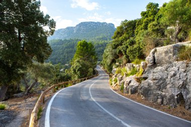 Tatil yürüyüşü Mallorca, İspanya. Akdeniz 'in Mayorka adasındaki Serra de Tramuntana dağlarının manzarasıyla güzel bir resim. Motorcular için cennet. Macera seyahati.