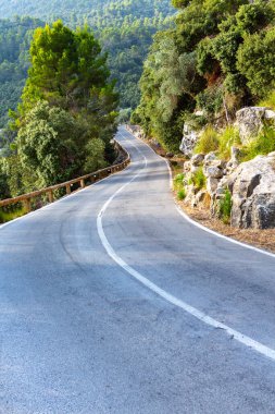 Tatil yürüyüşü Mallorca, İspanya. Akdeniz 'in Mayorka adasındaki Serra de Tramuntana dağlarının manzarasıyla güzel bir resim. Motorcular için cennet. Macera seyahati.