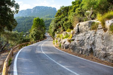 Tatil yürüyüşü Mallorca, İspanya. Akdeniz 'in Mayorka adasındaki Serra de Tramuntana dağlarının manzarasıyla güzel bir resim. Motorcular için cennet. Macera seyahati.