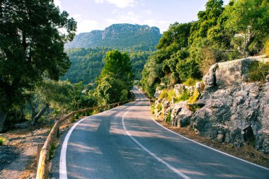 Tatil yürüyüşü Mallorca, İspanya. Akdeniz 'in Mayorka adasındaki Serra de Tramuntana dağlarının manzarasıyla güzel bir resim. Motorcular için cennet. Macera seyahati.