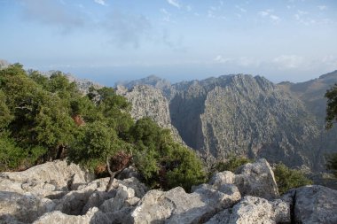 Tatil yürüyüşü Mallorca, İspanya. Akdeniz 'in Mayorka adasındaki Serra de Tramuntana dağlarının manzarasıyla güzel bir resim. Motorcular için cennet. Macera seyahati.