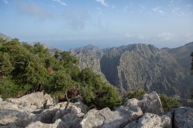 Tatil yürüyüşü Mallorca, İspanya. Akdeniz 'in Mayorka adasındaki Serra de Tramuntana dağlarının manzarasıyla güzel bir resim. Motorcular için cennet. Macera seyahati.