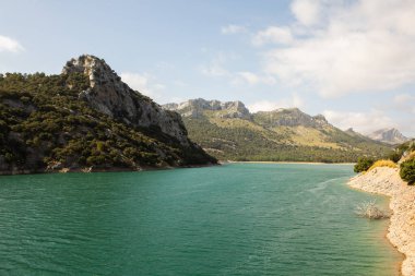 Tatil yürüyüşü Mallorca, İspanya. Akdeniz 'in Mayorka adasındaki Serra de Tramuntana dağlarının manzarasıyla güzel bir resim. Motorcular için cennet. Macera seyahati.