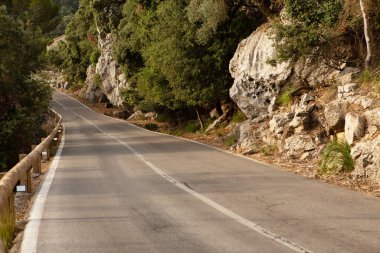 Tatil yürüyüşü Mallorca, İspanya. Akdeniz 'in Mayorka adasındaki Serra de Tramuntana dağlarının manzarasıyla güzel bir resim. Motorcular için cennet. Macera seyahati.