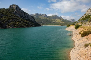 Tatil yürüyüşü Mallorca, İspanya. Akdeniz 'in Mayorka adasındaki Serra de Tramuntana dağlarının manzarasıyla güzel bir resim. Motorcular için cennet. Macera seyahati.
