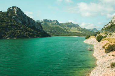 Tatil yürüyüşü Mallorca, İspanya. Akdeniz 'in Mayorka adasındaki Serra de Tramuntana dağlarının manzarasıyla güzel bir resim. Motorcular için cennet. Macera seyahati.