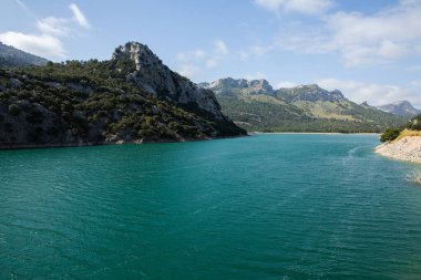 Tatil yürüyüşü Mallorca, İspanya. Akdeniz 'in Mayorka adasındaki Serra de Tramuntana dağlarının manzarasıyla güzel bir resim. Motorcular için cennet. Macera seyahati.