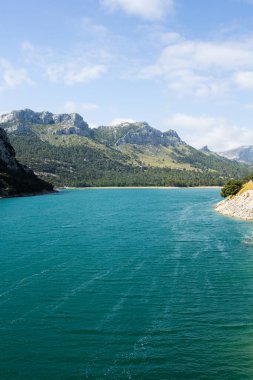 Tatil yürüyüşü Mallorca, İspanya. Akdeniz 'in Mayorka adasındaki Serra de Tramuntana dağlarının manzarasıyla güzel bir resim. Motorcular için cennet. Macera seyahati.