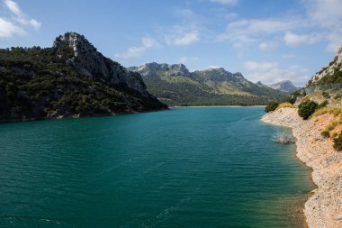 Tatil yürüyüşü Mallorca, İspanya. Akdeniz 'in Mayorka adasındaki Serra de Tramuntana dağlarının manzarasıyla güzel bir resim. Motorcular için cennet. Macera seyahati.