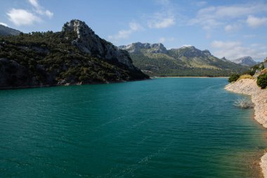 Tatil yürüyüşü Mallorca, İspanya. Akdeniz 'in Mayorka adasındaki Serra de Tramuntana dağlarının manzarasıyla güzel bir resim. Motorcular için cennet. Macera seyahati.