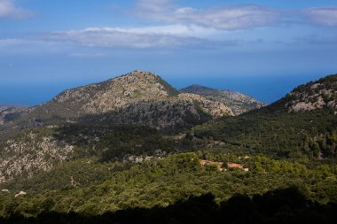Tatil yürüyüşü Mallorca, İspanya. Akdeniz 'in Mayorka adasındaki Serra de Tramuntana dağlarının manzarasıyla güzel bir resim. Motorcular için cennet. Macera seyahati.