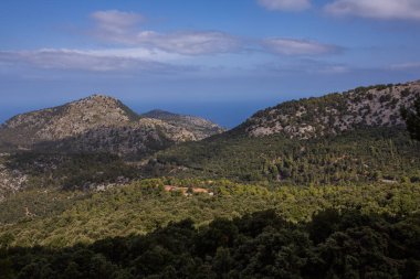 Tatil yürüyüşü Mallorca, İspanya. Akdeniz 'in Mayorka adasındaki Serra de Tramuntana dağlarının manzarasıyla güzel bir resim. Motorcular için cennet. Macera seyahati.