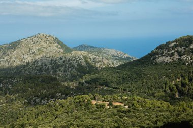 Tatil yürüyüşü Mallorca, İspanya. Akdeniz 'in Mayorka adasındaki Serra de Tramuntana dağlarının manzarasıyla güzel bir resim. Motorcular için cennet. Macera seyahati.